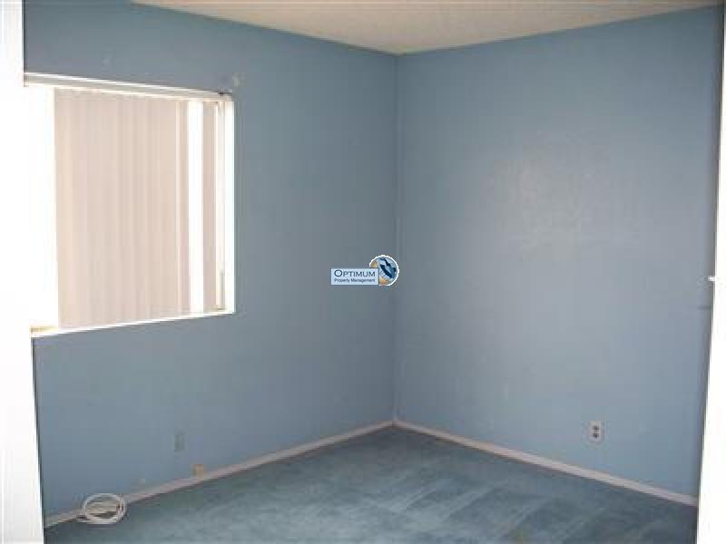 Nice house in Victorville with a fireplace, Wood Stove, Covered Patio 4